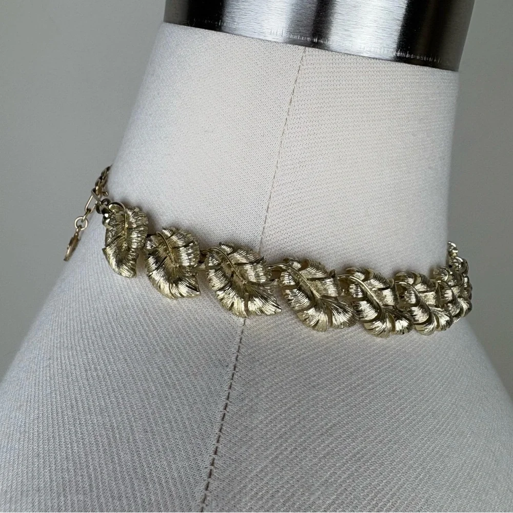 Vintage Lisner Choker Necklace Gold Tone Leaf Links Retro Necklace Classic Style